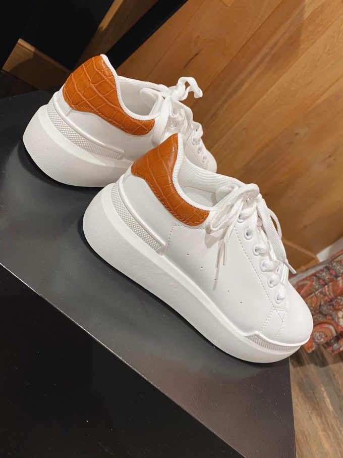 Sneaker white/color.