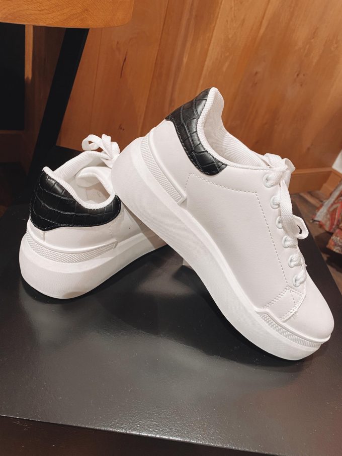 Sneaker white/color.