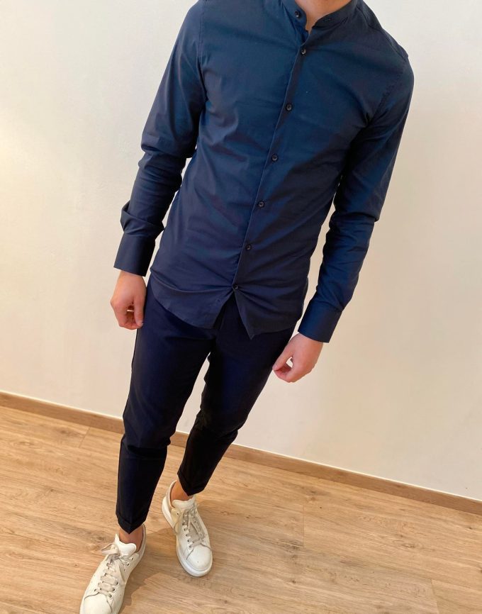 Hemd donkerblauw.