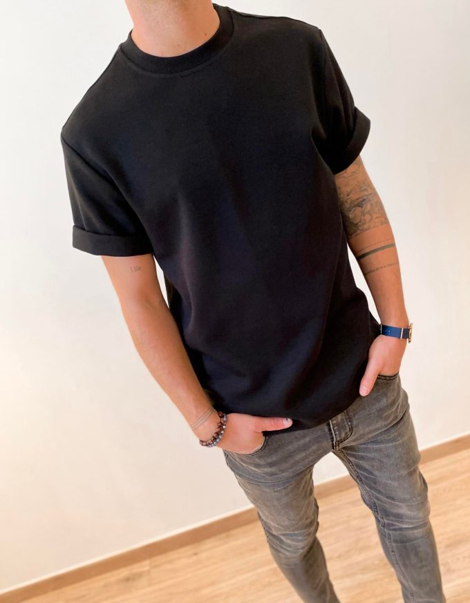 T-shirts recht model.