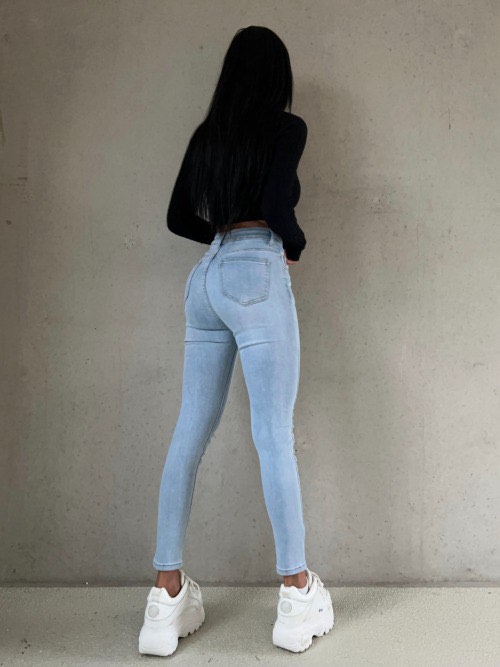 Skinny jeans light blue.