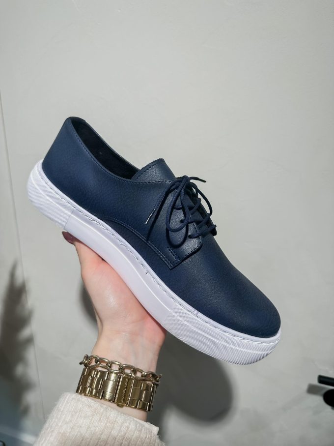 Sneaker dark blue.