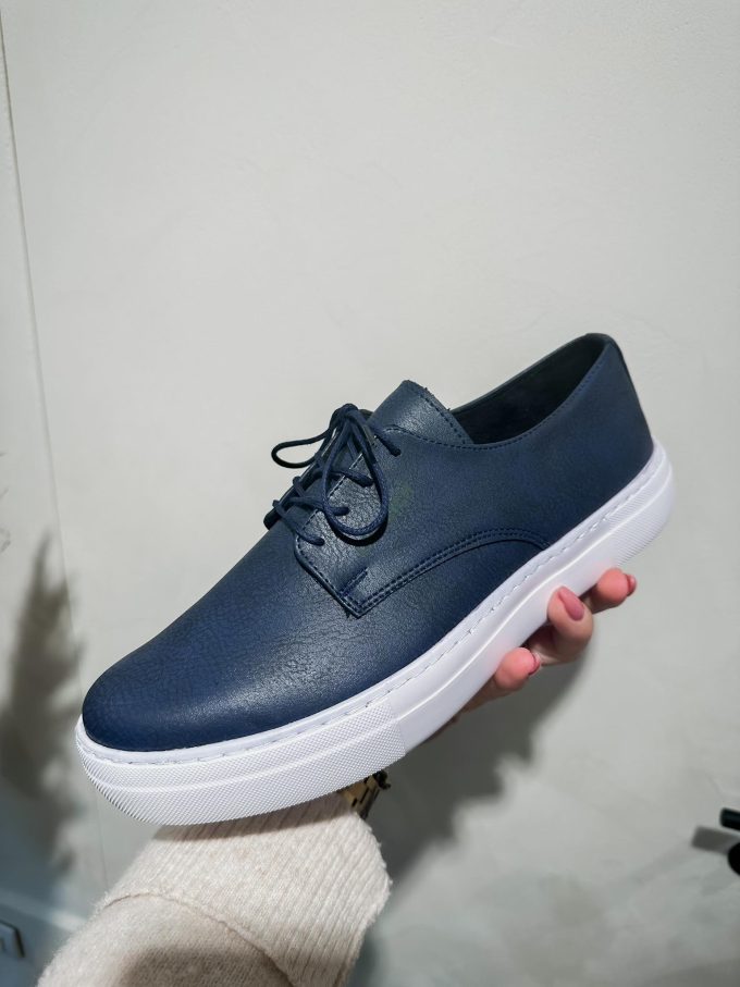 Sneaker dark blue.