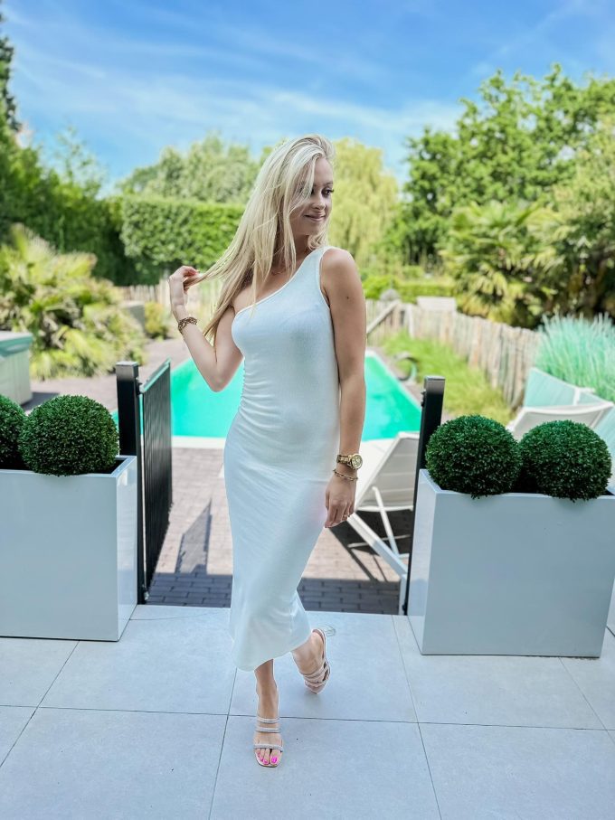 Off shoulder dress white.