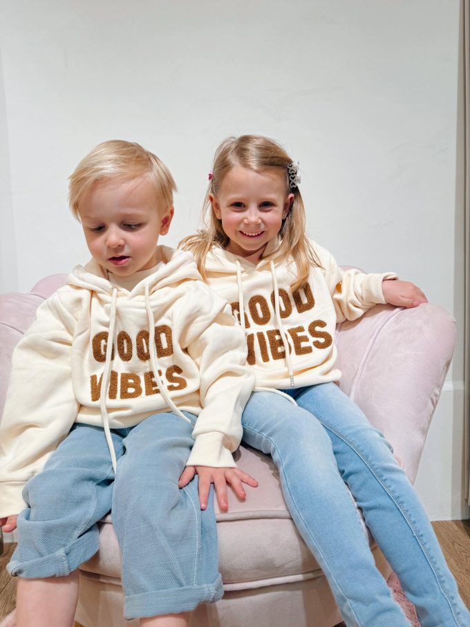 Kids sweater GOOD VIBES.