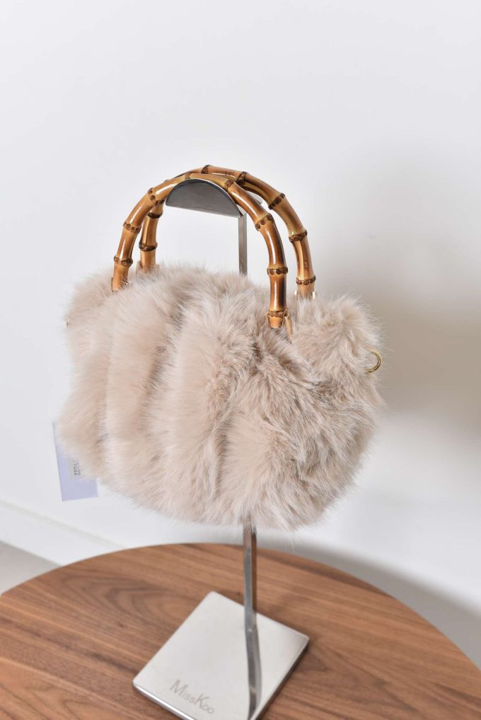 Faux fur handtasjes.