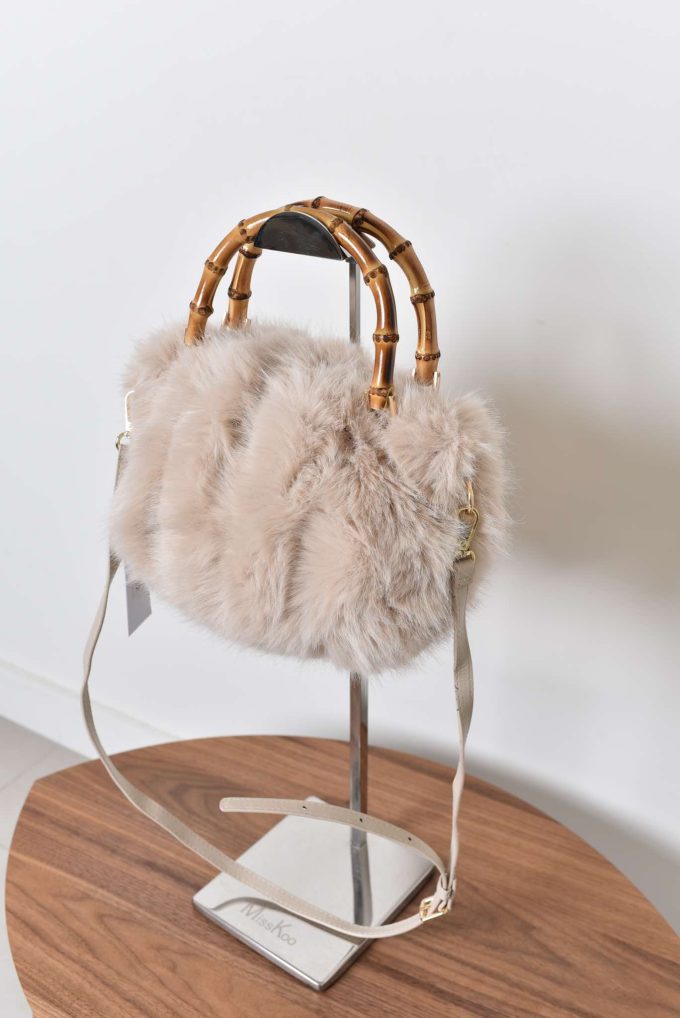 Faux fur handtasjes.