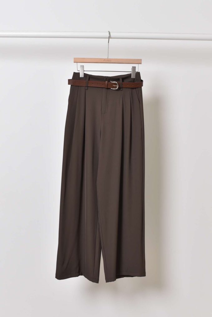 Marron pants with belt.