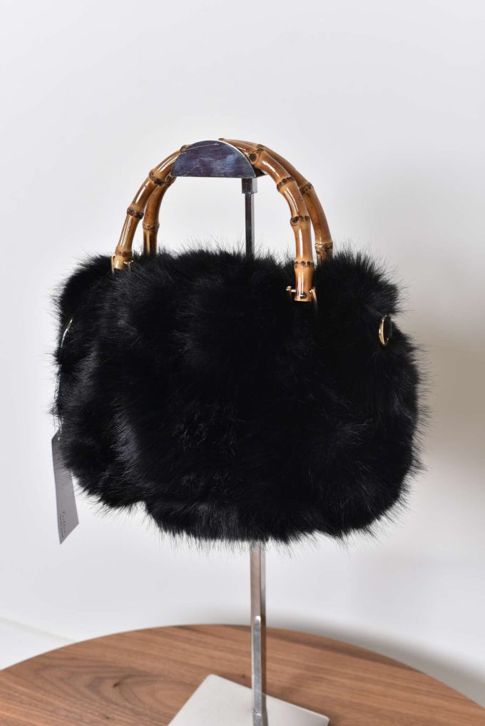 Faux fur handtasjes.