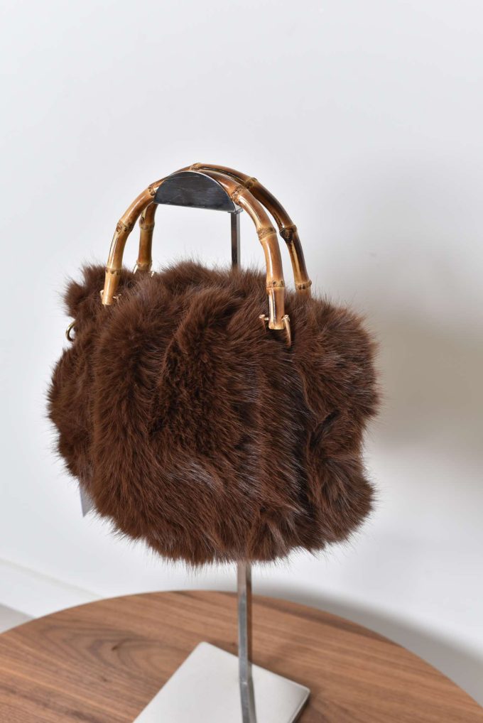 Faux fur handtasjes.