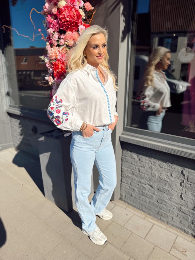 Bloes flower mouwen met blauw accent.