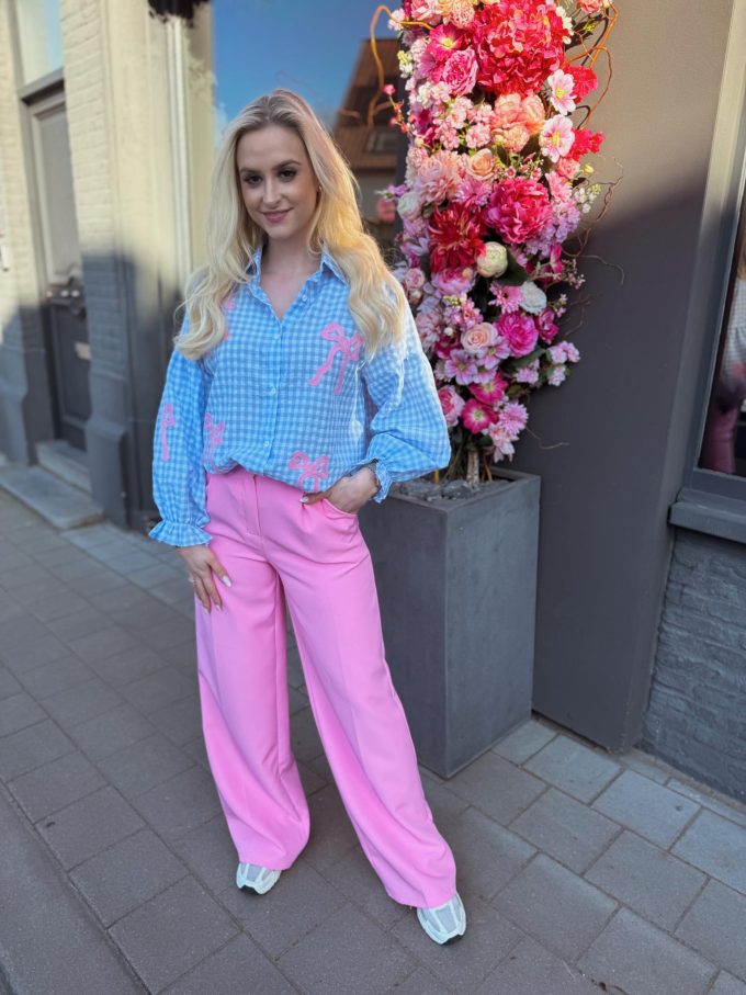 Geruit bloesje met roze strikjes.