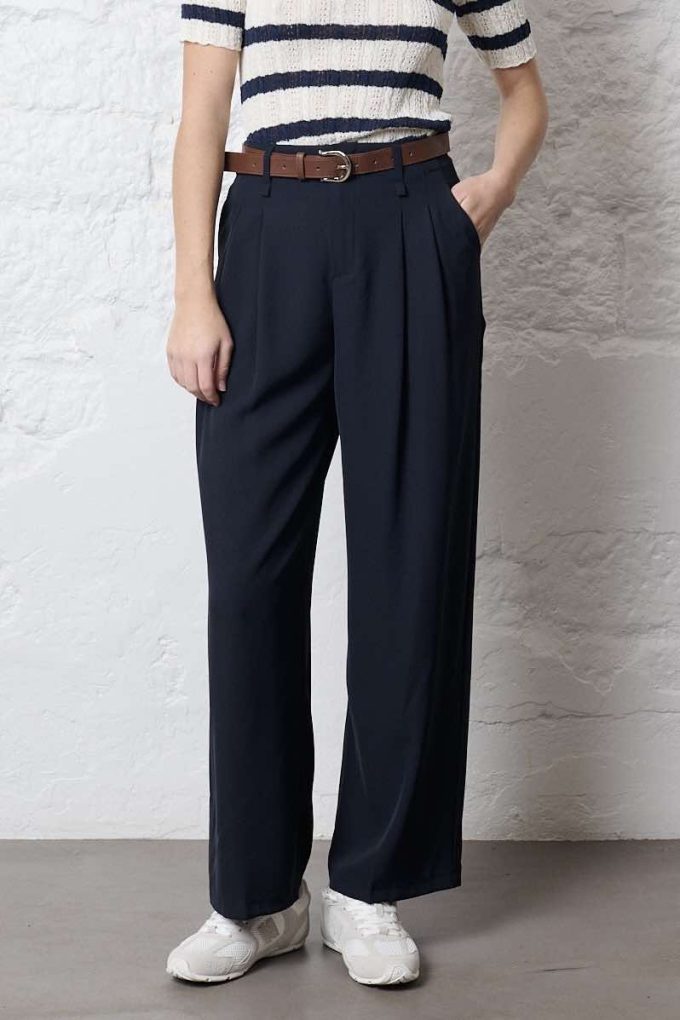 Pantalon met riem.