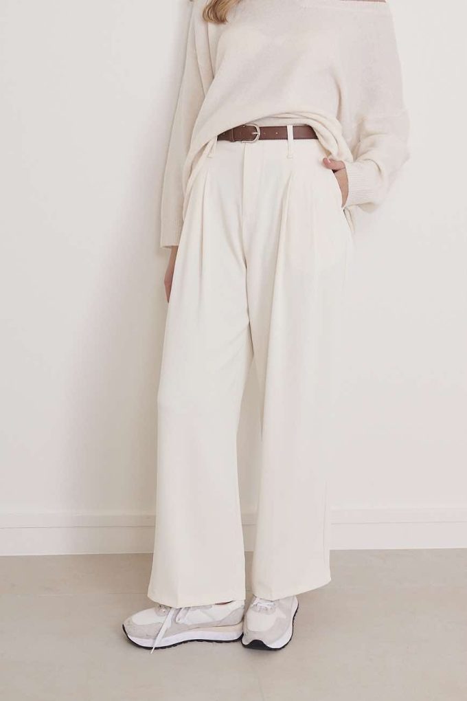 Pantalon met riem.