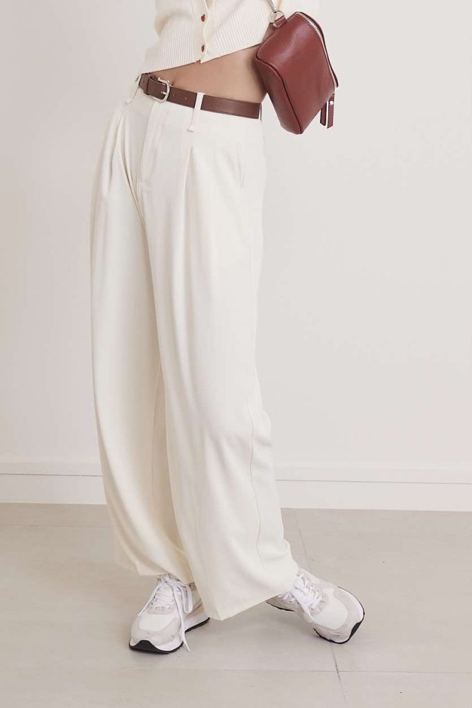 Pantalon met riem.