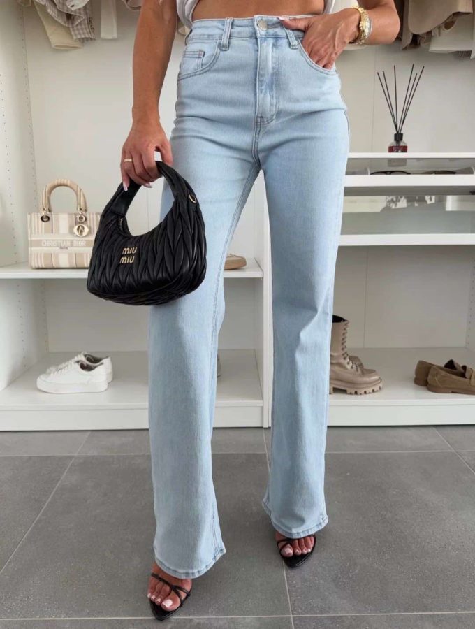 Straight light bleu jeans.