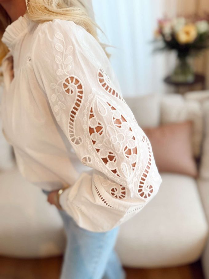 Blouse wit broderie aan de mouwen.