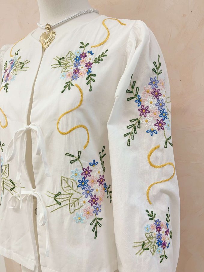 Blouse/Jacket à nouer brodée.