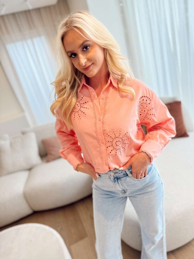 Chemise brodée en coton.