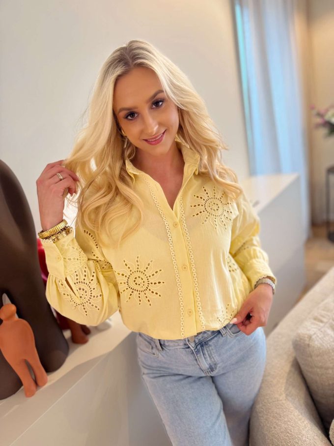 Chemise brodée en coton.