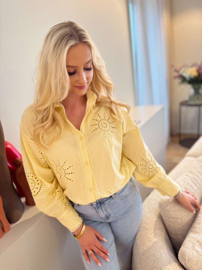 Chemise brodée en coton.