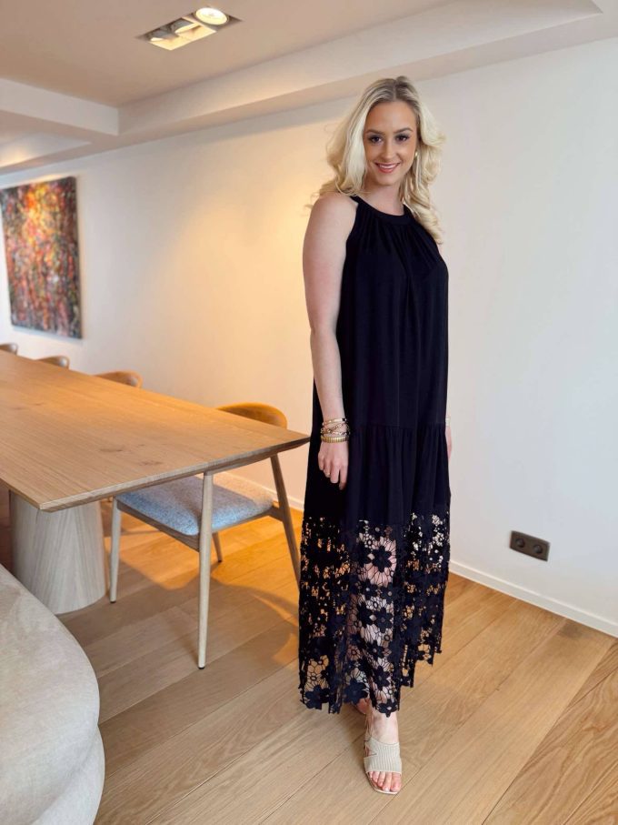 Black dress kanten details.