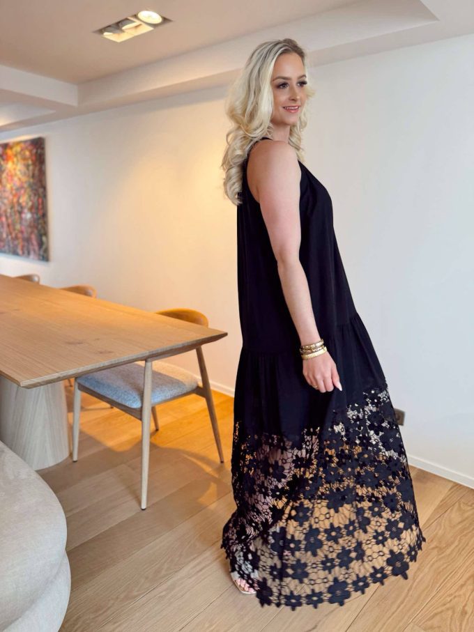 Black dress kanten details.