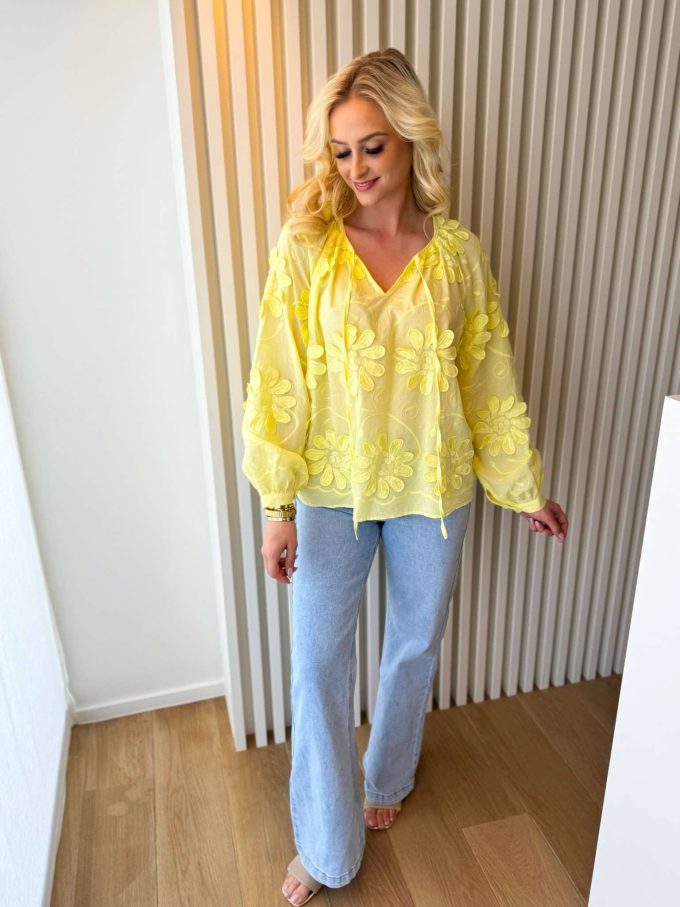 Blouse en coton fleur texturé.