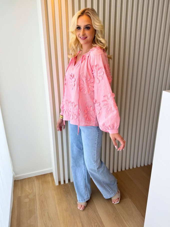 Blouse en coton fleur texturé.
