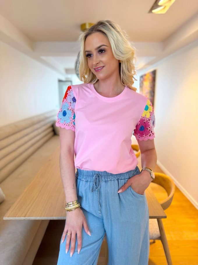 T-shirt gekleurde broderie mouwen.