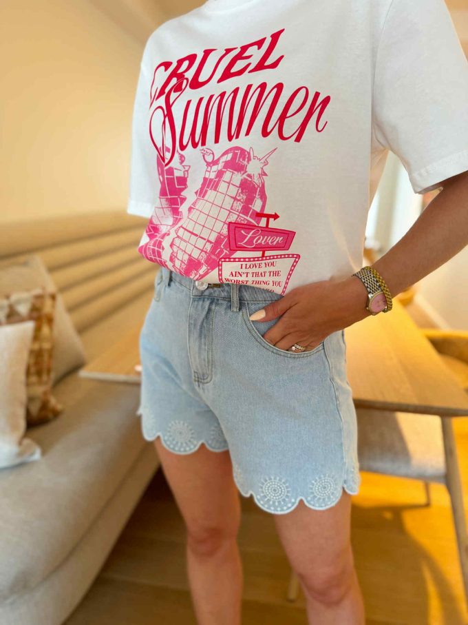 Jeans short broderie detail.