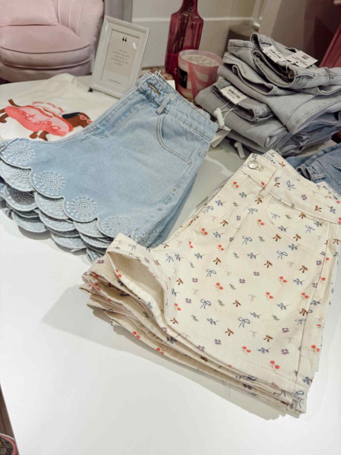Jeansshort strikjes.