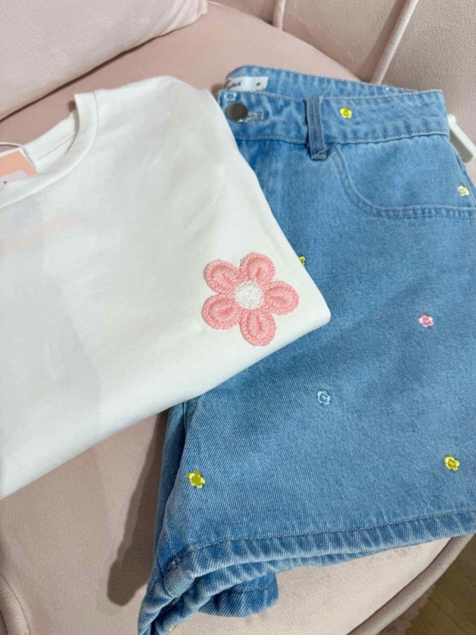T-shirt roze bloempje.