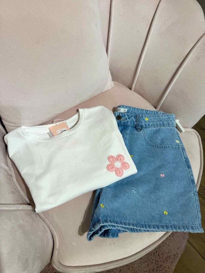 T-shirt roze bloempje.