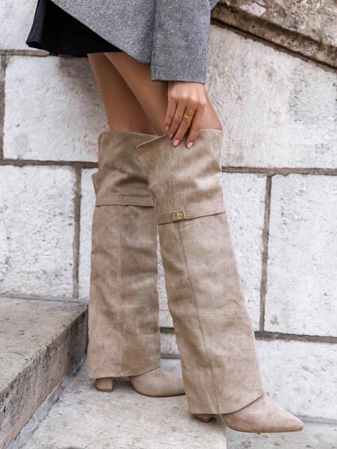 Beige boots golden details.