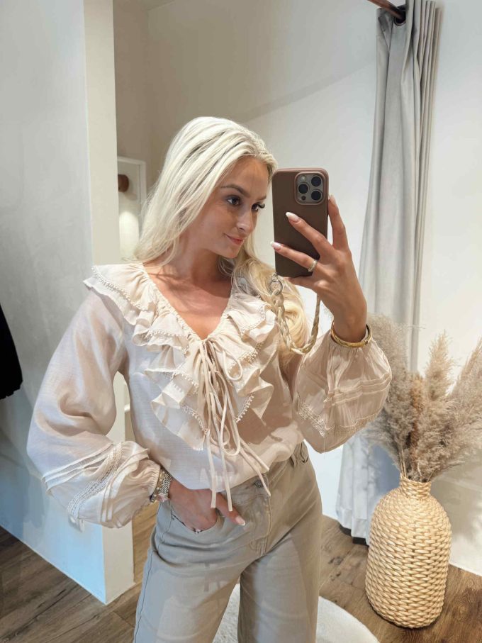 Blouse apricot.