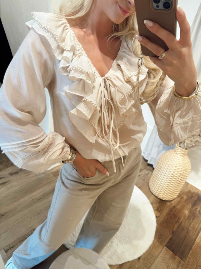 Blouse apricot.