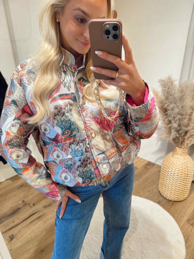 Jacket fushia prints.