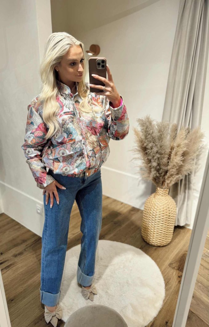 Jacket fushia prints.