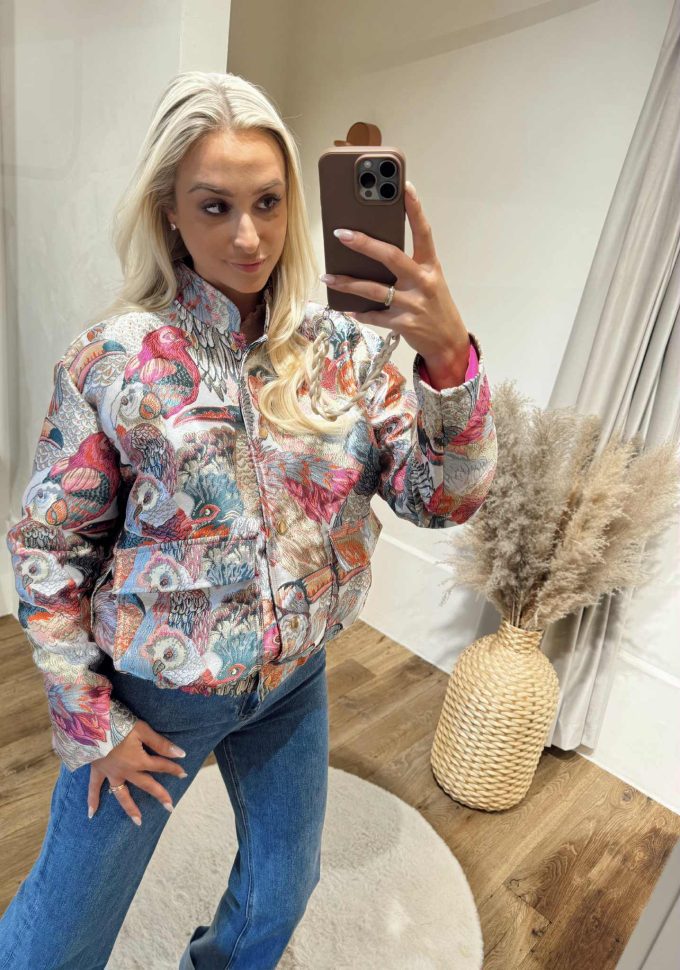 Jacket fushia prints.