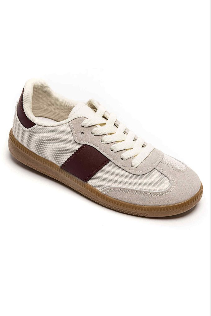 Sneaker bordeaux accent.