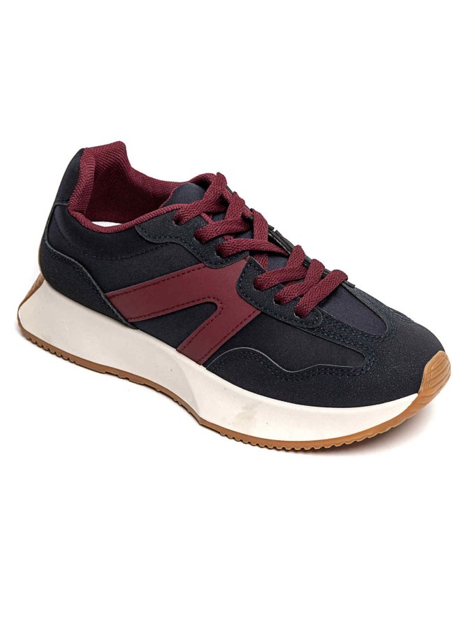 Sneakers navy met bordeaux accent.