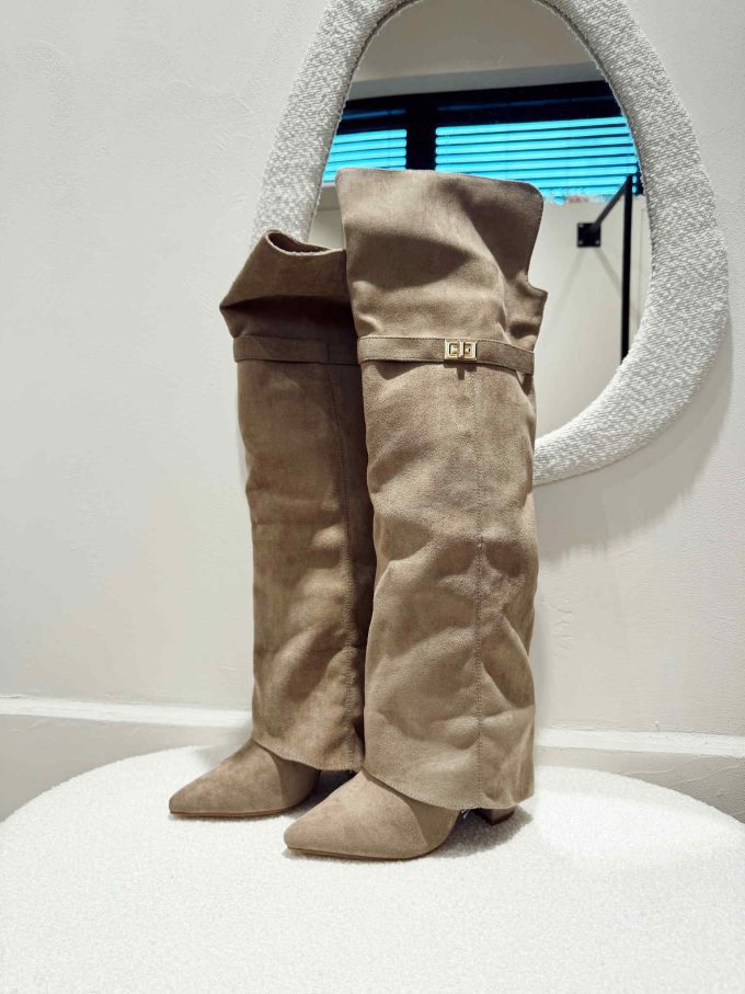 Beige boots golden details.