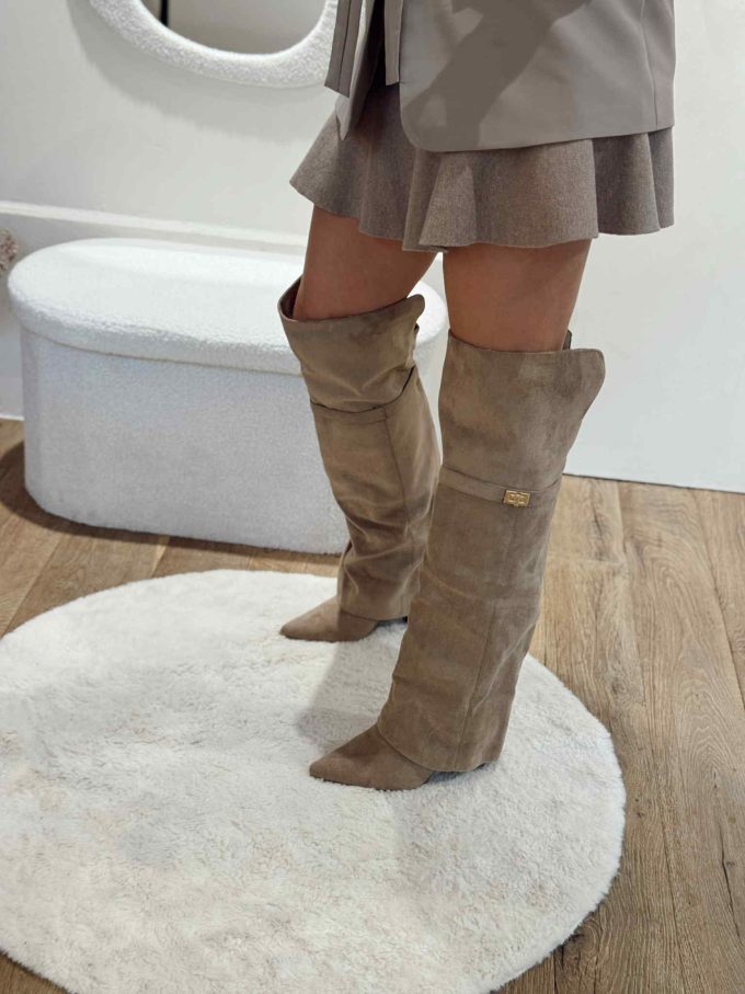 Beige boots golden details.