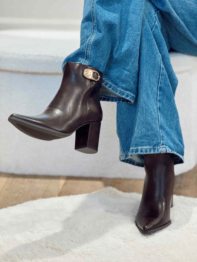 Bruin botje met pump met gouden detail.