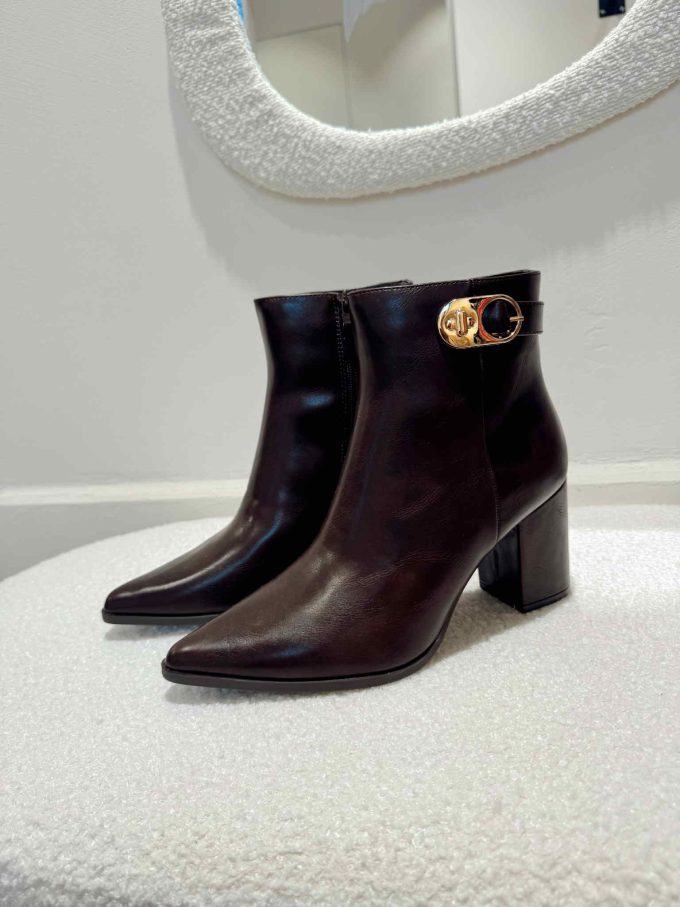 Bruin botje met pump met gouden detail.