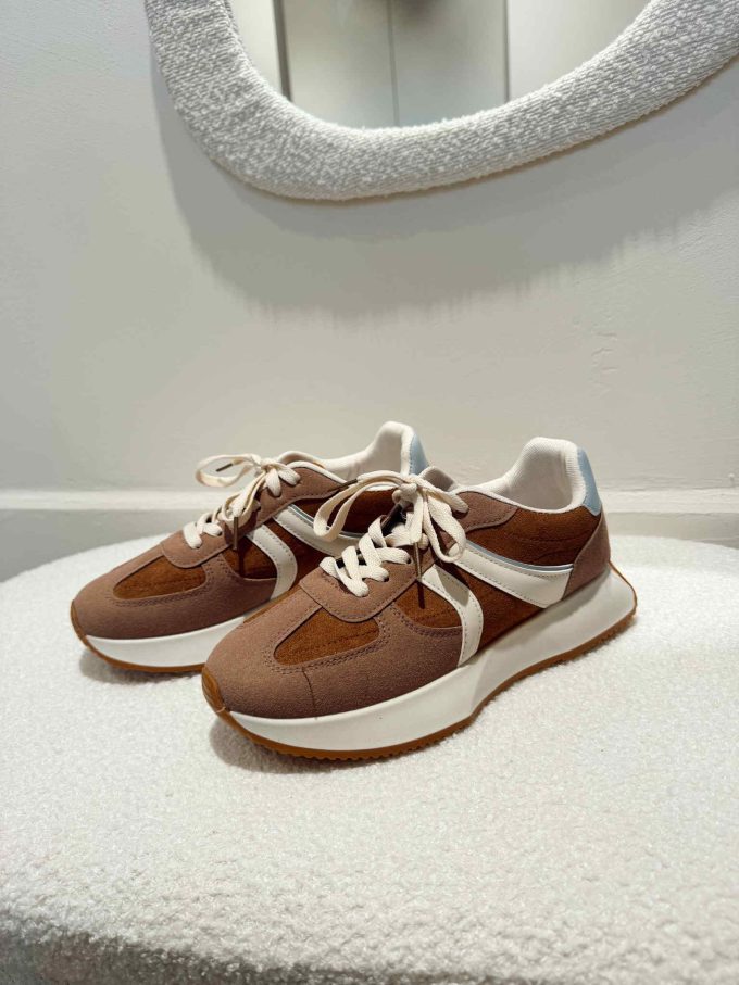 Camel sneaker with bleu accents.