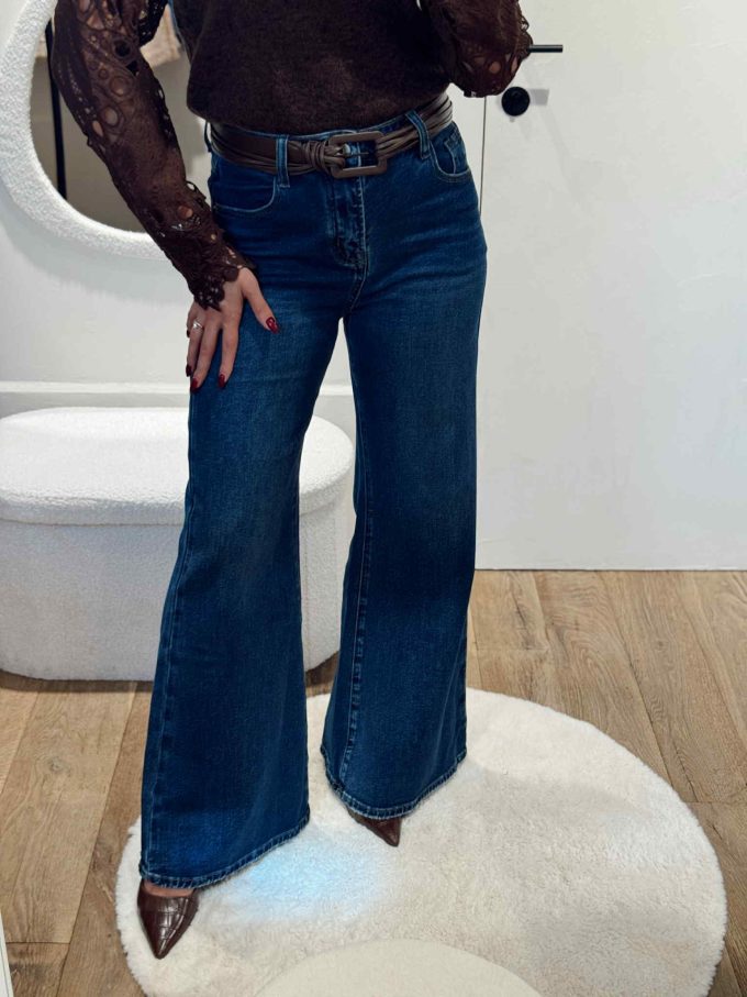 Flared jeans met riem.