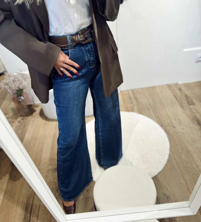 Flared jeans met riem.