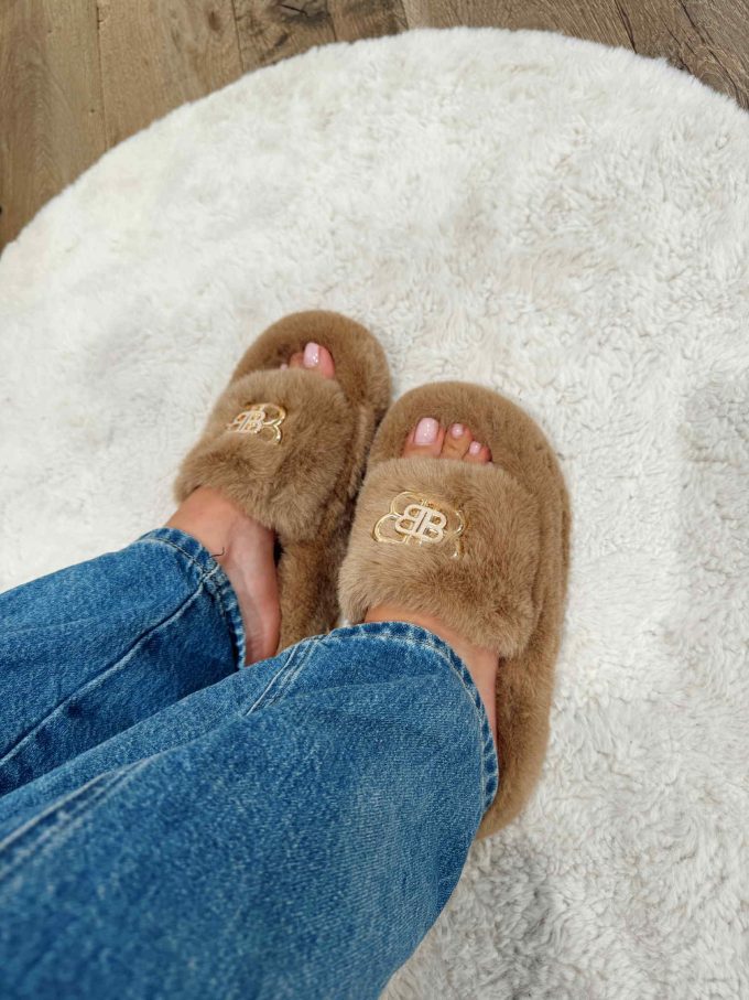Fluffy pantoffels.